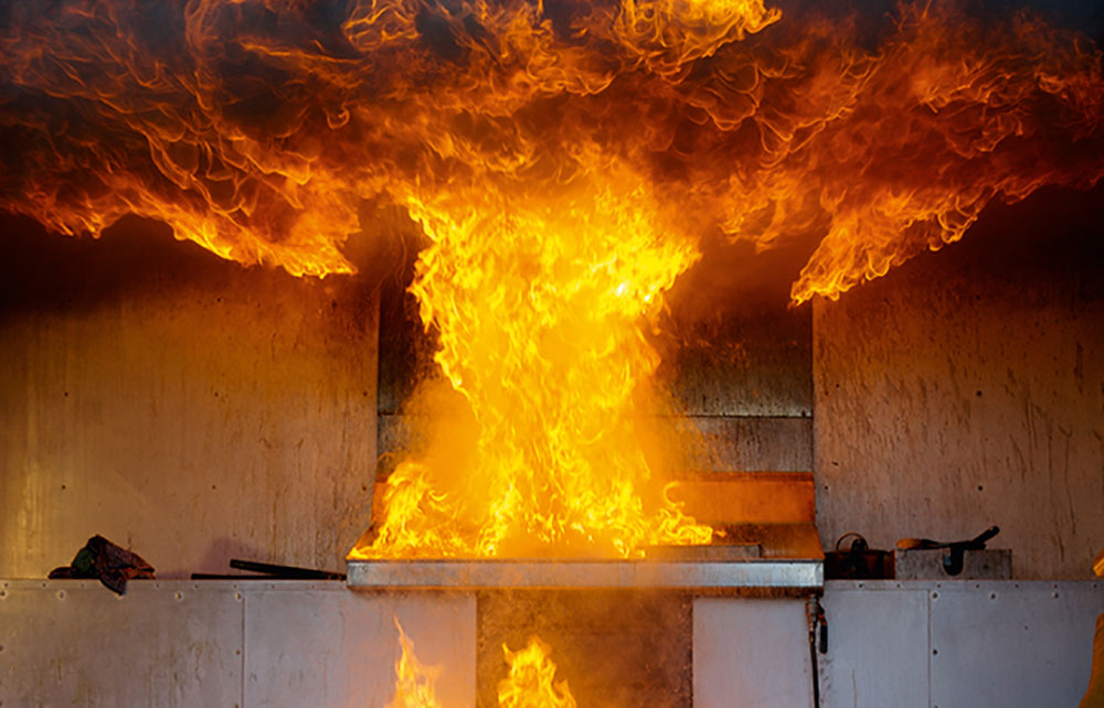 Bei Fettablagerungen in Abluftkanälen und Schächten besteht bei einem Flammenüberschlag BRANDGEFAHR!