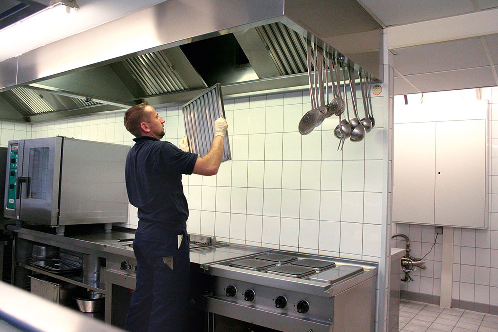 Abluftanlagen müssen regelmäßig kontrolliert und gereinigt werden. Wartung Hygiene